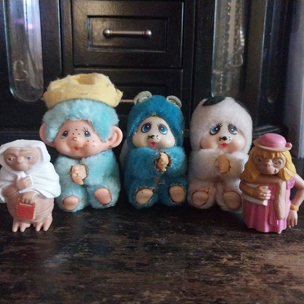 Collectible Figurine Set - Blue, White, Yellow Monchhichi's With 2 E.T Figurine